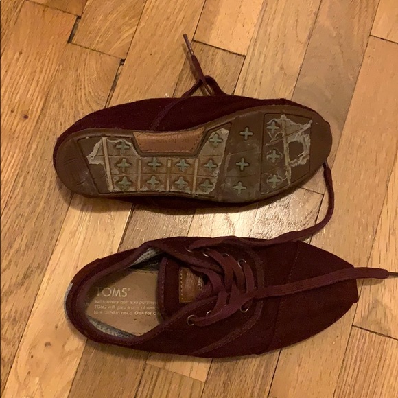 Used Tom Burgundy Sneakers Size 5 - Picture 4 of 4